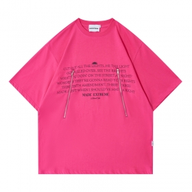 Розовая футболка MADEEXTREME с молниями и надписями