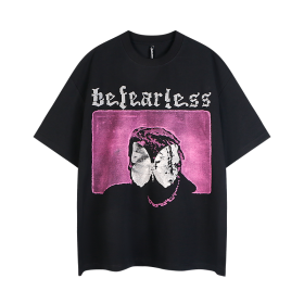 Модная чёрная футболка Befearless с ярким розовым принтом на груди