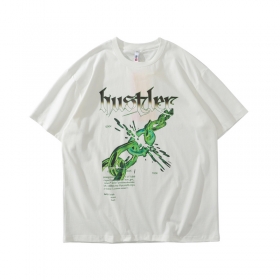 Белая футболка TCL с надписью Hustler и зелёным принтом спереди