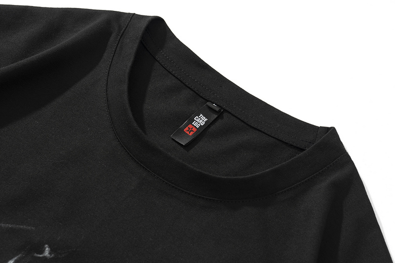 Чёрная футболка TCL Network с белыми наружными швами по окантовке
