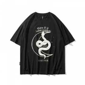Чёрная футболка TCL Bluremo c принтом полумесяца и змеи спереди