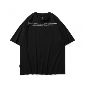 Чёрная футболка TCL с белыми надписями на груди и спине