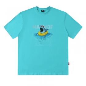 Бирюзовая с принтом "Акула" от бренда MAXWDF футболка с патчем сзади