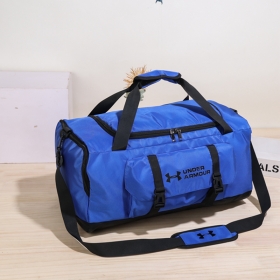 Голубая спортивная вместительная сумка фирмы Under Armour