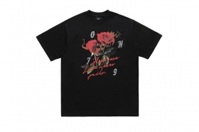 Черного цвета футболка со стильным принтом "две розы"