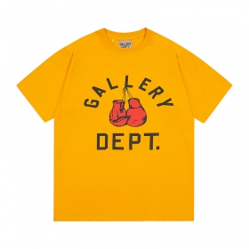 Желтая футболка от бренда Gallery Dept с качественным принтом