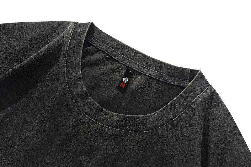 Чёрная потёртая футболка TCL с бордовым принтом-надписью спереди