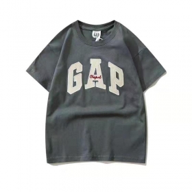 Тёмно-серая футболка GAP с бежевым логотипом на груди