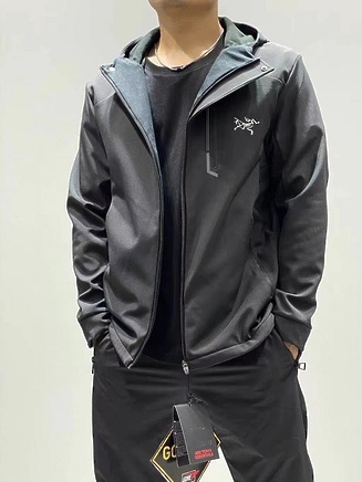 Серая утеплённая Arcteryx куртка с карманами на молнии и капюшоном