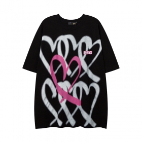 Базовая черная футболка KIRIN STRANGE с повторяющимися сердцами