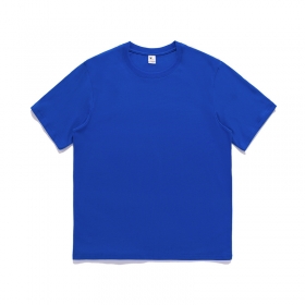 Запоминающаяся UT&UT футболка выполнена в ярко-синем цвете