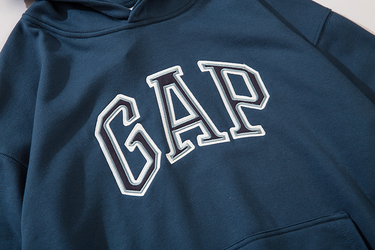 Синий худи GAP с чёрно-белым логотипом на груди