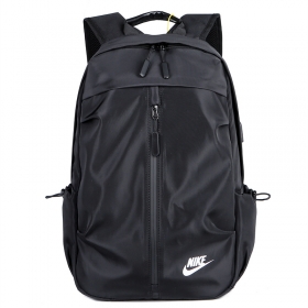 Чёрный рюкзак Nike с отверстием для зарядки и боковыми карманами