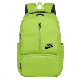 Салатовый рюкзак Nike застёгивается на двухходовую молнию