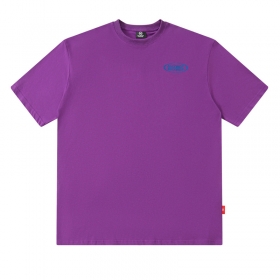 Яркая фиолетовая футболка с логотипом MAXWDF и принтом "Аквалангист"