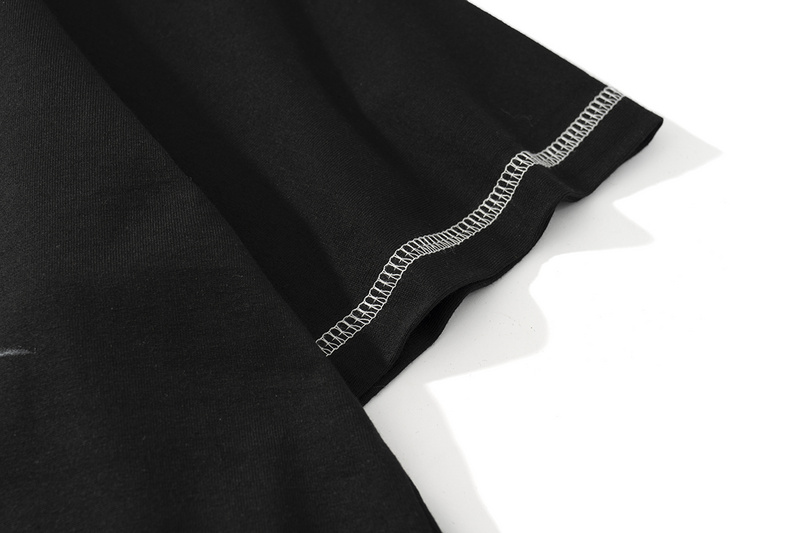 Чёрная футболка TCL Network с белыми наружными швами по окантовке