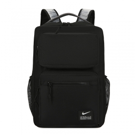Чёрный с двумя отделениями спереди рюкзак Nike выполнен из полиэстера