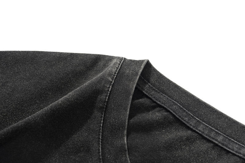 Чёрная потёртая футболка TCL с бордовым принтом-надписью спереди