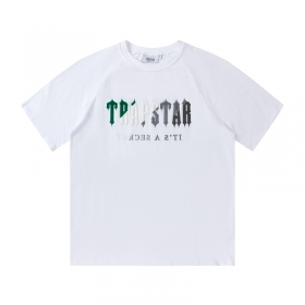 Белая футболка Trapstar с трёхцветным логотипом спереди