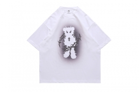 Белая футболка с изображением злого мишки и колючей проволоки