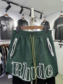С большой надписью спереди Rhude шорты в темно-зеленом цвете