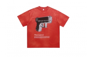 Красная футболка с принтом "Theonepistol с большим пистолетом"