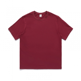Повседневная футболка UT&UT выполнена в бордовом цвете