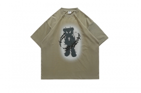 Стильная футболка цвета хаки с рисунком "злой мишка"