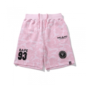 От бренда Bape свободные камуфляжные шорты в розовом-цвете