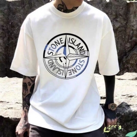 Свободного кроя Stone Island футболка выполнена в белом цвете с лого