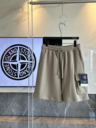 Стильные в бежевом цвете шорты Stone Island с двумя карманами