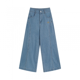 Светло-синего цвета джинсы от бренда Vivienne Westwood