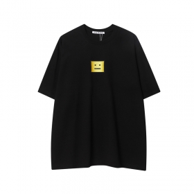 Повседневная черная футболка бренда Acne Studios с фирменной вышивкой