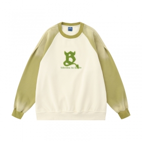 Молочный свитшот с зелёными рукавами TIDE EKU и надписью на груди