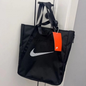 Черная стильная сумка Nike для комфортных прогулок