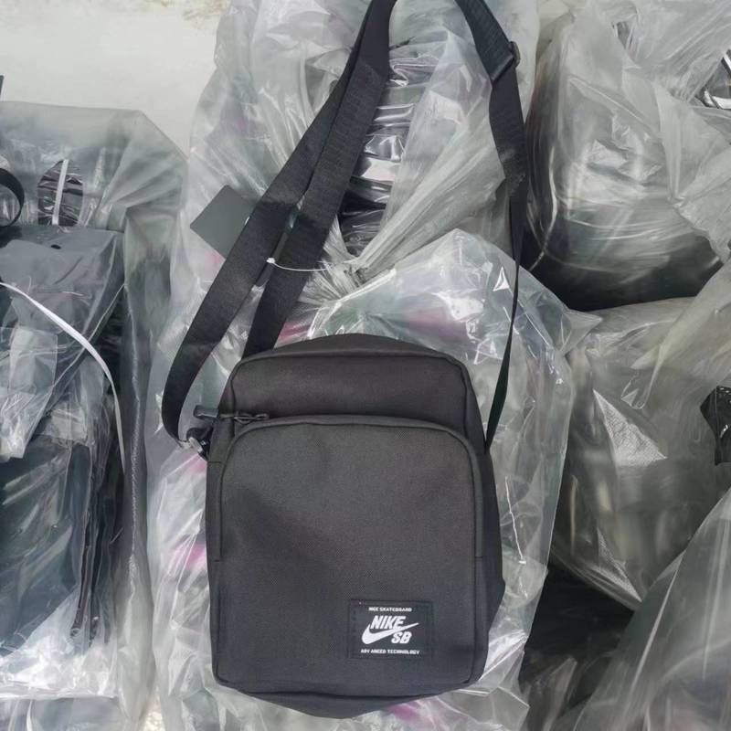 От бренда Nike SB черная сумка с удобной регулируемой лямкой