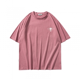 Розовая футболка TCL с принтом на груди и белыми надписями на спине