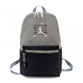 Стильный серо-чёрный рюкзак Nike Jordan с белым логотипом