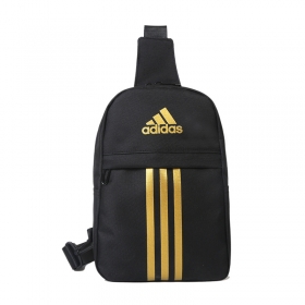Чёрная сумка бренда Adidas с золотыми вертикальными полосами