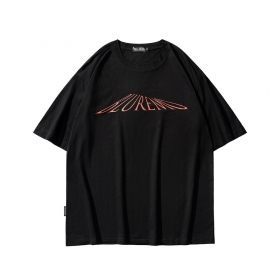 Чёрная футболка TCL с надписью на груди и принтом ангела на спине