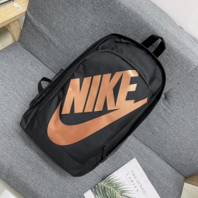 Чёрный Nike спортивный рюкзак с оранжевым логотипом