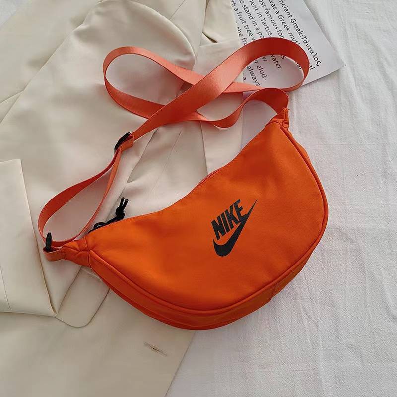 Оранжевая сумка-багет Nike среднего размера на длинном ремне 