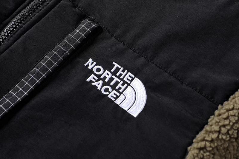 Коричневая The North Face флисовая куртка с карманами