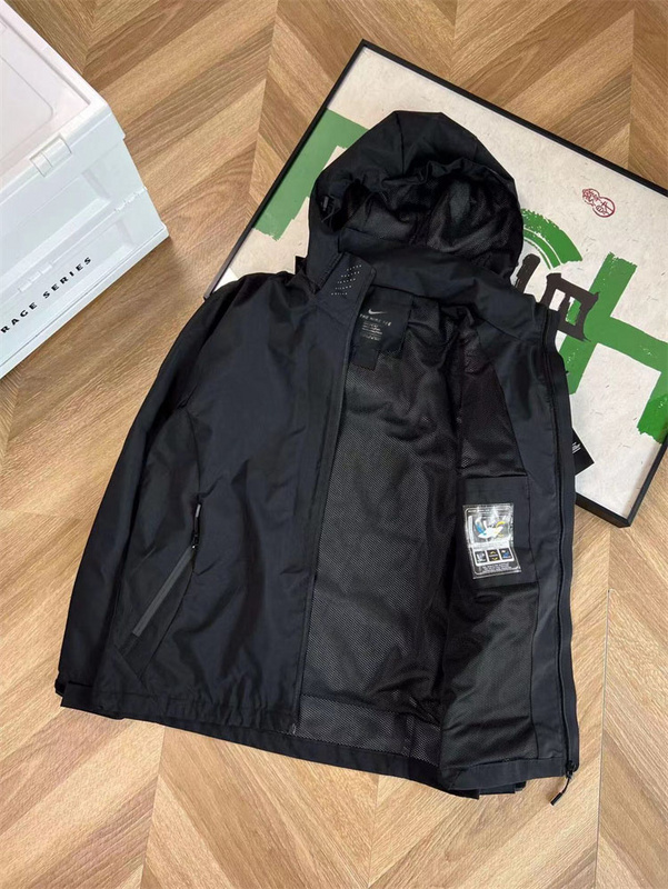 Nike чёрная ветровка с потайным карманом на груди и логотипом