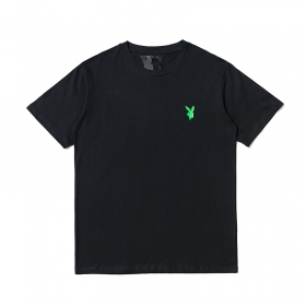 Чёрная футболка VLONE с зелёным логотипом и принтом