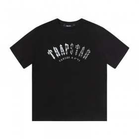 Чёрная футболка Trapstar с логотипом имеет свободную посадку