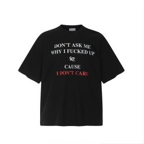 Прочная черная футболка с надписями бренда Dontcower