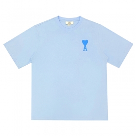 Трендовая повседневная футболка AMI с вышивкой цвет-голубой