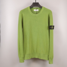 Зелёный лёгкий свитер Stone Island с фирменным патчем рукаве