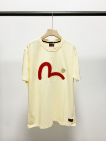 Бежевая футболка Evisu с красным лого на груди и надписью на спине